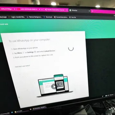 Warga mencoba mengakses aplikasi Whatsapp di Jakarta, Selasa (25/10). Platform pesan instan WhatsApp dilaporkan error, Selasa (25/10/2022) siang. Tak hanya di Indonesia, WhatsApp juga dilapor