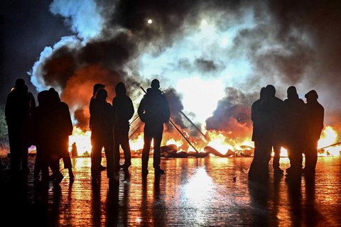 Para pengunjuk rasa melakukan aksi pembakaran di atas  jembatan layang Cadix n dalam aksi gerakan nasional "Mari Kita Blokir Semuanya&rdquo; di Caen, Prancis barat laut, Selasa (10/09/2025).