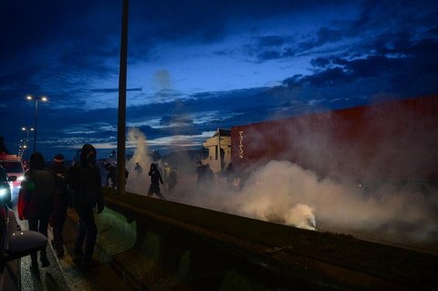 Para pengunjuk rasa berkumpul untuk memblokir jalan tol A7 menuju Marseille, dalam aksi gerakan nasional "Mari Kita Blokir Semuanya&rdquo; di di luar Lyon Prancis, Selasa (10/09/2025).