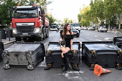 Seorang mahasiswa berunjuk rasa duduk di atas tong sampah yang menghalangi jalan saat berpartisipasi dalam aksi gerakan nasional "Mari Kita Blokir Semuanya&rdquo;  di Marseille, Prancis tenggara, Selasa (10/09/2025).