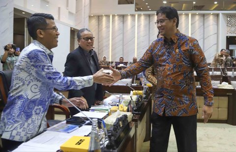 Menteri Keuangan Purbaya Yudhi Sadewa (kanan) berjabat tangan dengan Ketua Komisi XI DPR Mukhamad Misbakhun (kiri) sebelum mengikuti rapat kerja di Kompleks Parlemen, Senayan, Jakarta, Rabu (10/9/2025).