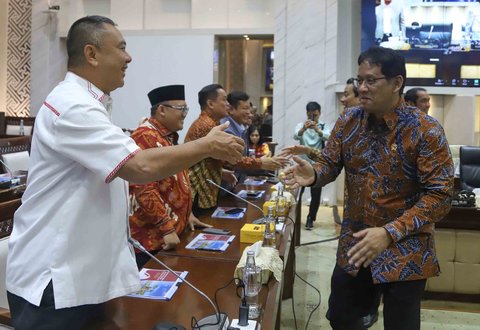 Menteri Keuangan Purbaya Yudhi Sadewa sebelum mengikuti rapat kerja di Kompleks Parlemen, Senayan, Jakarta, Rabu (10/9/2025).