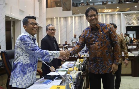 Menteri Keuangan Purbaya Yudhi Sadewa (kanan) berjabat tangan dengan Ketua Komisi XI DPR Mukhamad Misbakhun (kiri) sebelum mengikuti rapat kerja di Kompleks Parlemen, Senayan, Jakarta, Rabu (10/9/2025).