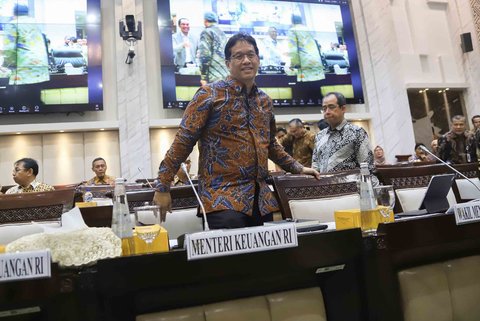 Menteri Keuangan Purbaya Yudhi Sadewa sebelum mengikuti rapat kerja di Kompleks Parlemen, Senayan, Jakarta, Rabu (10/9/2025).
