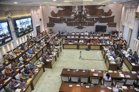 Menteri Keuangan Purbaya Yudhi Sadewa  saat mengikuti rapat kerja di Kompleks Parlemen, Senayan, Jakarta, Rabu (10/9/2025).