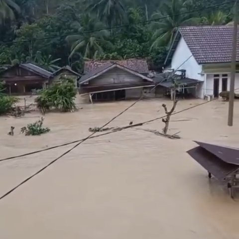 Lampung Barat Dilanda Banjir Bandang, Warga Panik dan Tiga Rumah Hanyut
