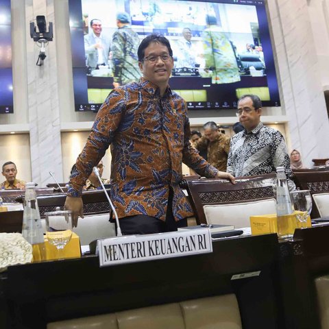 Menteri Keuangan Purbaya Yudhi Sadewa (kanan) berjabat tangan dengan Ketua Komisi XI DPR Mukhamad Misbakhun (kiri) sebelum mengikuti rapat kerja di Kompleks Parlemen, Senayan, Jakarta, Rabu (10/9/2025).