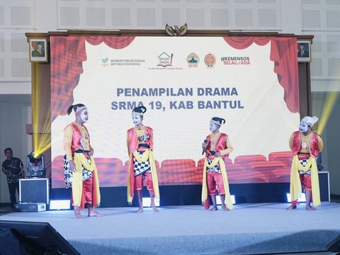 Siswa Sekolah Rakyat Menengah Atas (SRMA) 19 Bantul Arif Maulana Muhammad berbagi kisahnya yang sempat putus sekolah  kepada Menteri Sosial Saifullah Yusuf (Gus Ipul)