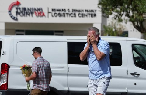 Seorang simpatisan menangis setelah menyerahkan karangan bunga di kantor pusat Turning Point USA di Phoenix,  Amerikas Serikat, Rabu (10/09/2025).