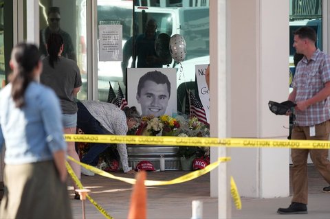 Para simpatisan memberikan penghormatan terakhir di sebuah tugu peringatan darurat di kantor pusat Turning Point USA di Phoenix,  Amerika Serikat, Rabu (10/09/2025).