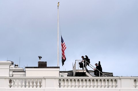 Tim sniper Dinas Rahasia AS berjalan di atap Gedung Putih setelah bendera Amerika diturunkan menjadi setengah tiang setelah kematian Charlie Kirk di Gedung Putih di Washington, Rabu (10/09/2025).