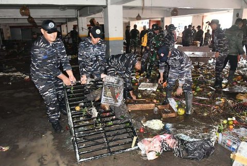 Prajurit TNI AL Pangkalan TNI (Lanal) Denpasar membersihkan puing akibat banjir besar di Pasar Kumbasari, Kota Denpasar, Rabu (10/09/2025).