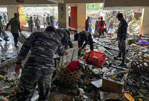 Prajurit TNI AL Pangkalan TNI (Lanal) Denpasar membersihkan puing akibat banjir besar di Pasar Kumbasari, Kota Denpasar, Rabu (10/09/2025).