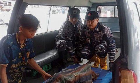 Prajurit TNI AL Pangkalan TNI (Lanal) Denpasar mengevakuasi korban banjir yang diketemukan pada aliran Sungai Badung di  Jalan Taman Pancing Kota Denpasar, Rabu (10/09/2025).