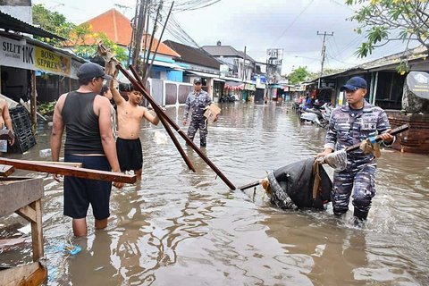 Prajurit TNI AL Pangkalan TNI (Lanal) Denpasar membersihkan material sisa banjir  di kawasan Gelogor Carik, Kota Denpasar, Rabu (10/09/2025).