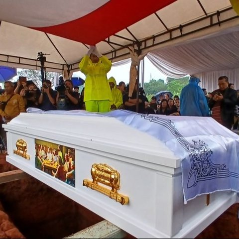 Suasana Haru Iringi Pemakaman Staf KBRI Lima, Zetro Leonardo Purba