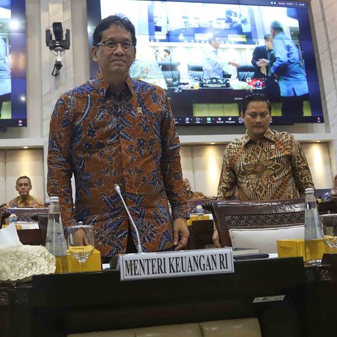 Menteri Keuangan Purbaya Yudhi Sadewa (kanan) berjabat tangan dengan Ketua Komisi XI DPR Mukhamad Misbakhun (kiri) sebelum mengikuti rapat kerja di Kompleks Parlemen, Senayan, Jakarta, Rabu (10/9/2025).