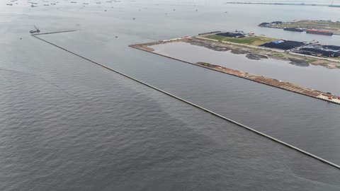 Tanggul laut yang ramai di media sosial di kawasan Cilincing, Jakarta Utara, Kamis (11/9/2025)..