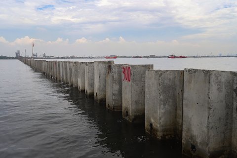 Tanggul laut yang ramai di media sosial di kawasan Cilincing, Jakarta Utara, Kamis (11/9/2025)..