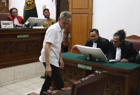 Musisi Fariz RM saat menjaliani sidang putusan terkait penyalahgunaan narkoba di Pengadilan negeri Jakarta Selatan, Kamis (11/09/2025).