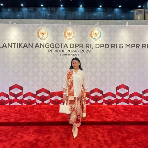Ikuti jejak sang ibu yang kembali dipilih menjadi Ketua DPR RI, intip gaya Pinka Maharani saat dilantik menjadi anggota DPR RI 2024-2029. [@dhaprani/@puanmaharaniri/@genbanteng].