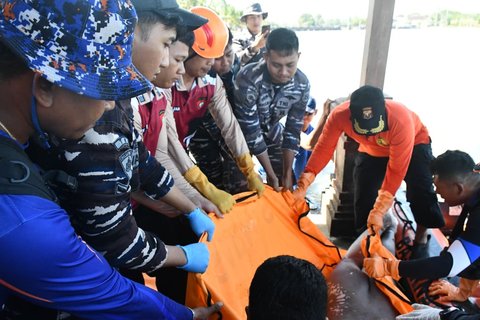 TNI AL Bantu Evakuasi 5 Jenazah Korban Banjir Bali