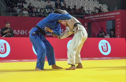 Peserta bertanding saat Asian Cadets and Junior Judo Championship 2025 di Tennis Indoor, Istora Senayan, Jakarta, Kamis (11/9/2025).