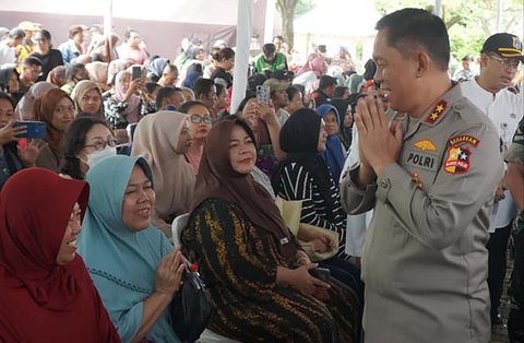 Kakorbinmas Baharkam Polri Irjen Pol Edy Murbowo saat kegiatan Gerakan Pangan Murah Polri dan Program Jumat Berkah yang digelar Polres Metro Jakarta Baratdi Jl. KS Tubun II C No. 6, Kelurahan Slipi, Jakarta, Jumat (12/09/2025).