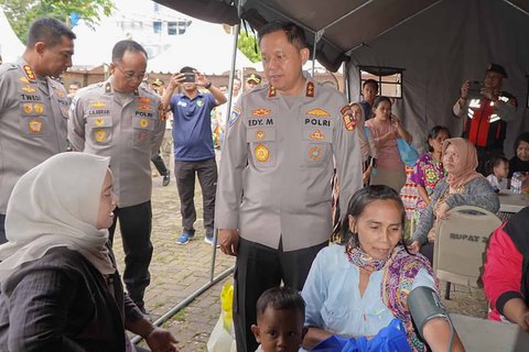 Kakorbinmas Baharkam Polri Irjen Pol Edy Murbowo saat kegiatan Gerakan Pangan Murah Polri dan Program Jumat Berkah yang digelar Polres Metro Jakarta Baratdi Jl. KS Tubun II C No. 6, Kelurahan Slipi, Jakarta, Jumat (12/09/2025).