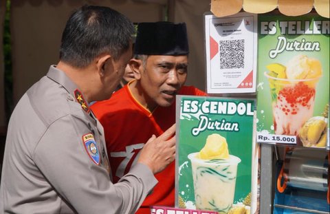 Kakorbinmas Baharkam Polri Irjen Pol Edy Murbowo saat kegiatan Gerakan Pangan Murah Polri dan Program Jumat Berkah yang digelar Polres Metro Jakarta Baratdi Jl. KS Tubun II C No. 6, Kelurahan Slipi, Jakarta, Jumat (12/09/2025).