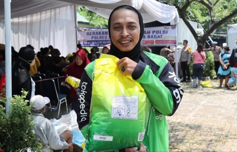 Warga mendapatkan beras murah saat kegiatan  Gerakan Pangan Murah Polri dan Program Jumat Berkah yang digelar Polres Metro Jakarta Baratdi Jl. KS Tubun II C No. 6, Kelurahan Slipi, Jakarta, Jumat (12/09/2025).