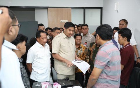 Mendagri Muhammad Tito Karnavian bersama Menteri PKP Maruarar Sirait meninjau Mal Pelayanan Publik (MPP) Kota Makassar