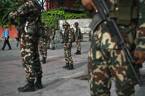 Personel militer berjaga di sepanjang jalan saat pemberlakuan jam malam di Kathmandu, Nepal, Jumat (12/9/2025).