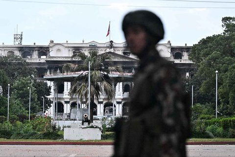 Personel militer berjaga di dekat Singha Durbar, gedung administrasi utama pemerintah Nepal yang hangus dibakar oleh para demonstran, di Kathmandu, Nepal, Jumat (12/9/2025).