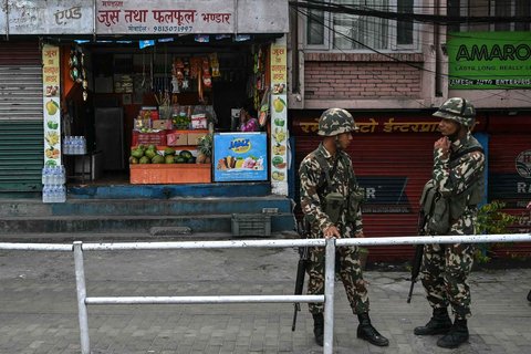 Personel militer berjaga di dekat sebuah toko saat pemberlakuan jam malam di Kathmandu, Nepal, Jumat (12/9/2025).