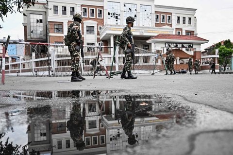 Personel militer berjaga di sepanjang jalan saat pemberlakuan jam malam di Kathmandu, Nepal, Jumat (12/9/2025).