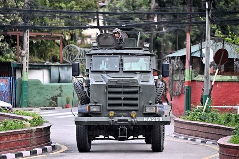 Kendaran militer melakukan patrol saat pemberlakuan jam malam di Kathmandu, Nepal, Jumat (12/9/2025).