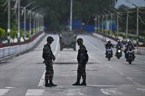 Personel militer berjaga di sepanjang jalan saat pemberlakuan jam malam di Kathmandu, Nepal, Jumat (12/9/2025).