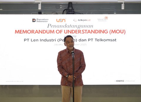 Komisaris Telkom Rizal Mallarangeng memberikan sambutan pada acara penandatanganan MoU antara PT Telkom Satelit Indonesia (Telkomsat) dan PT Len  Industri di Jakarta, pada Selasa (9/9).