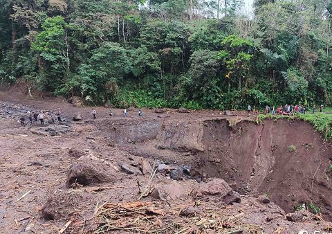 Petugas SAR gabungan melakukan pencarian korban hilang banjir bandang di Mauponggo, Kabupaten Nagekeo, Nusa Tenggara Timur, kamis (11/09/2025).