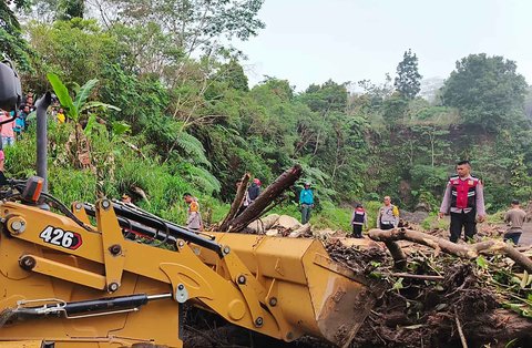 Petugas SAR gabungan melakukan pencarian korban hilang banjir bandang di Mauponggo, Kabupaten Nagekeo, Nusa Tenggara Timur, kamis (11/09/2025).