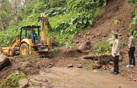 Anggota Polres Nagekeo melakukan pencarian korban hilang banjir bandang di Mauponggo, Kabupaten Nagekeo, Nusa Tenggara Timur, kamis (11/09/2025).