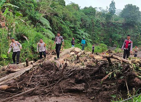 Anggota Polres Nagekeo melakukan pencarian korban hilang banjir bandang di Mauponggo, Kabupaten Nagekeo, Nusa Tenggara Timur, kamis (11/09/2025).