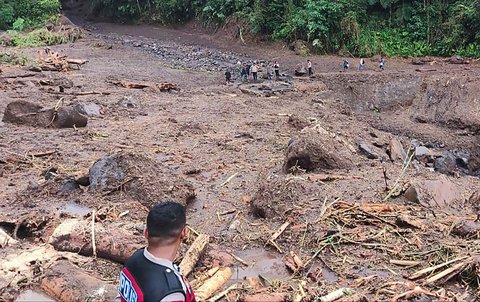 Anggota Polres Nagekeo melakukan pencarian korban hilang banjir bandang di Mauponggo, Kabupaten Nagekeo, Nusa Tenggara Timur, kamis (11/09/2025).
