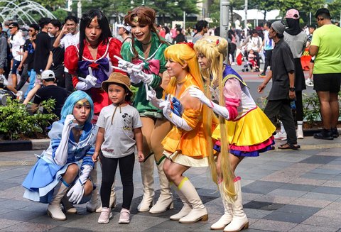 Warga bergaya tokoh anime Jepang Sailor Moon saat Hari Bebas Kendaraan Bermotor (HBKB) di kawasan Bundaran HI, Jakarta, Minggu (14/9/2025).