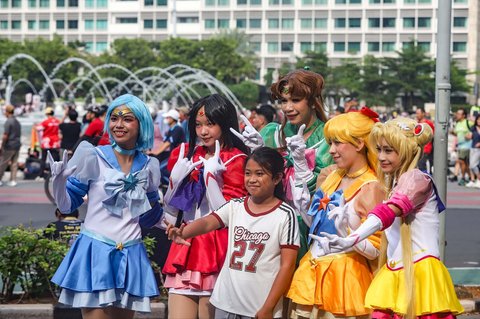 Warga bergaya tokoh anime Jepang Sailor Moon saat Hari Bebas Kendaraan Bermotor (HBKB) di kawasan Bundaran HI, Jakarta, Minggu (14/9/2025).