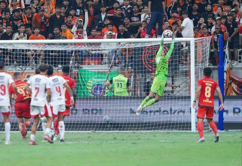 Kiper Bali United, Mike Hauptmeijer berhasil menangkap bola saat pertandingan melawan Persija Jakarta pada pertandingan BRI Super League di Jakarta International Stadium (JIS), Jakarta, Minggu (14/9/2025).