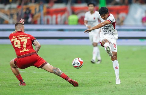 Pesepak bola Persija Jakarta Fabio Calonego menghadang tendangan  pesepak bola Bali United Boris Kadek Agung pada pertandingan BRI Super League di Jakarta International Stadium (JIS), Jakarta, Minggu (14/9/2025).