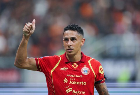 Pesepak bola Persija Jakarta Bruno Tubarao melakukan selebrasi setelah mencetak gol ke gawang Bali United pada pertandingan BRI Super League di Jakarta International Stadium (JIS), Jakarta, Minggu (14/9/2025).