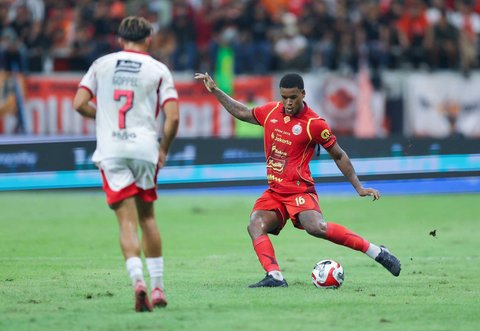 Pesepak bola Persija Jakarta Alan Cardoso menghindari pesepak bola Bali United Goppel pada pertandingan BRI Super League di Jakarta International Stadium (JIS), Jakarta, Minggu (14/9/2025).